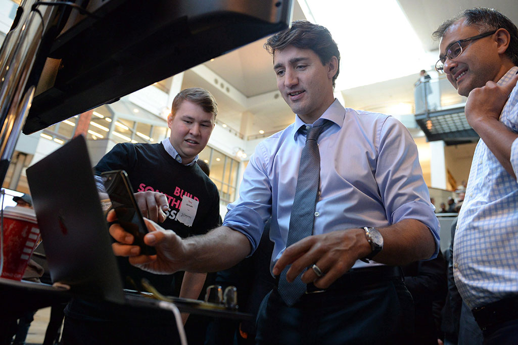 Prime Minister Justin Trudeau with employees of artificial intelligence companies at the University of Toronto in Toronto in October 2017.