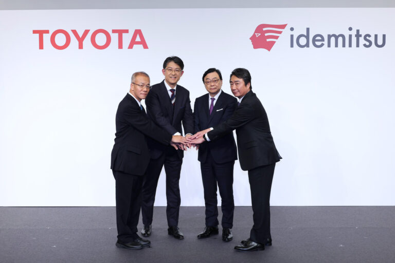 4 men including Toyota CEO Koji Sato and Idemitsu Kosan CEO Shunichi Kito at the announcement of the companies’ partnership.