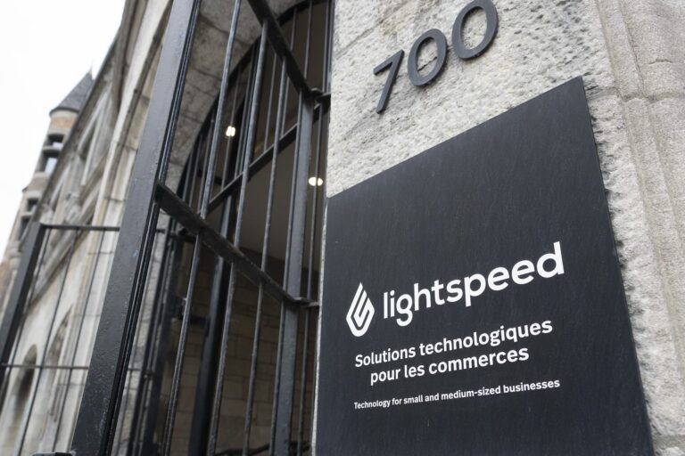 Entrance of a building with the number 700 displayed on the wall and a sign that reads 'Lightspeed Solutions Technologiques pour le Commerce.’